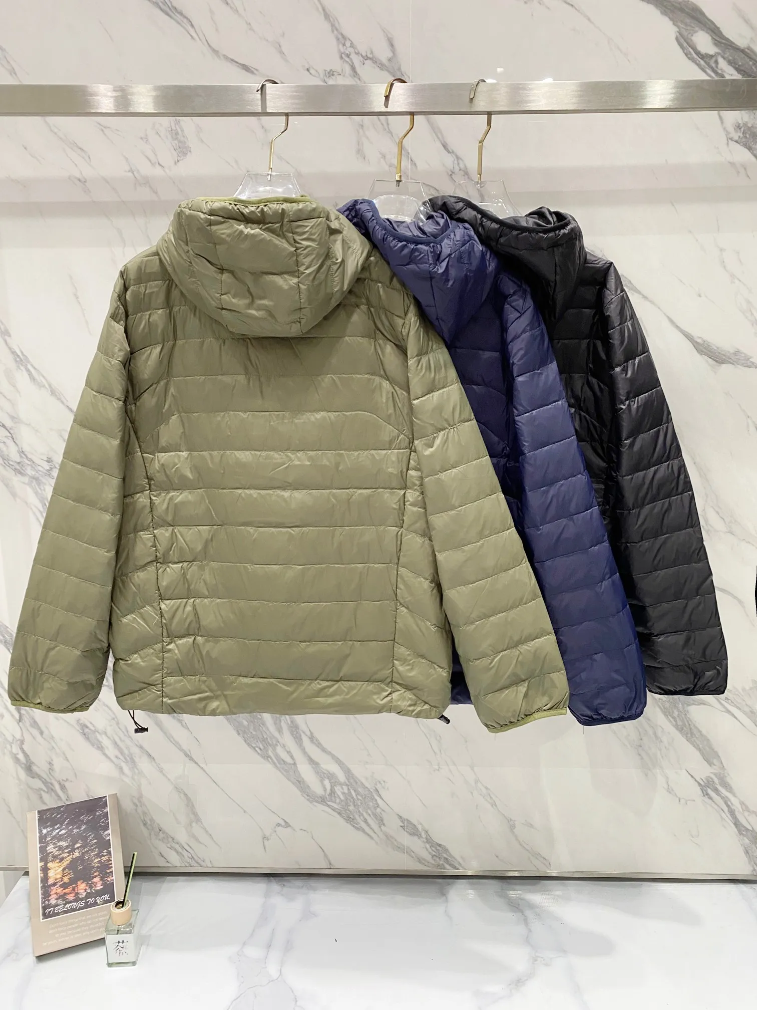 P640 Ralph Lauren/Ralph Lauren 24aw new winter product, Gorham series down jacket for sale on North American official website, classic and light down hooded down jacket - 0.15 grid nylon coating on the face for light three-proof construction, built-in 360T anti-drilling velvet coated gallbladder - corn tooth high-quality resin zipper, five large and small partition zippers all over the body, separate molding - originality restoration, original molding, full set of customized accessories, 100% detail processing - RL Ralph Lauren's classic best-selling hooded down jacket with small label. Best-selling offline in North America and out of stock all year round. Black, blue and army green three colors. Simple and versatile. Very practical. Detachable hood. Velcro to tighten cuffs. Elastic cord at hem. Free elastic adjustment. 350 grams of zoned down filling. Warm and comfortable. Warm in winter. Color: black, navy blue, army green. Size: M — XXL